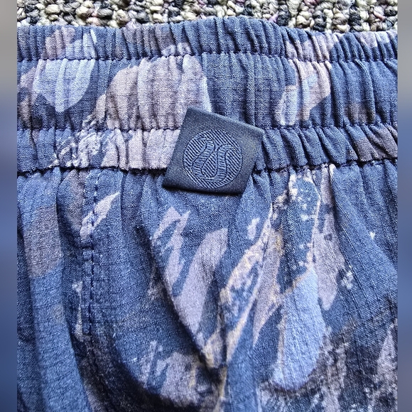 lululemon athletica Blue and Tan Athletic Shorts - Picture 5 of 7